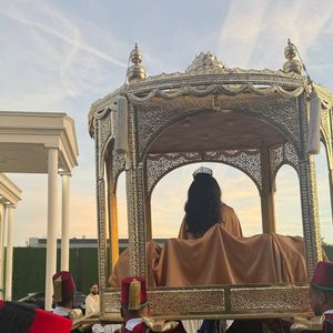 Un peu plus tard, on découvre également le cortège de la mariée qui est portée dans un trône oriental nommé Amaria.

Vitaa au mariage de Sarah, la fille de l'époux de la chanteuse, Hicham. Instagram.  mai 2025