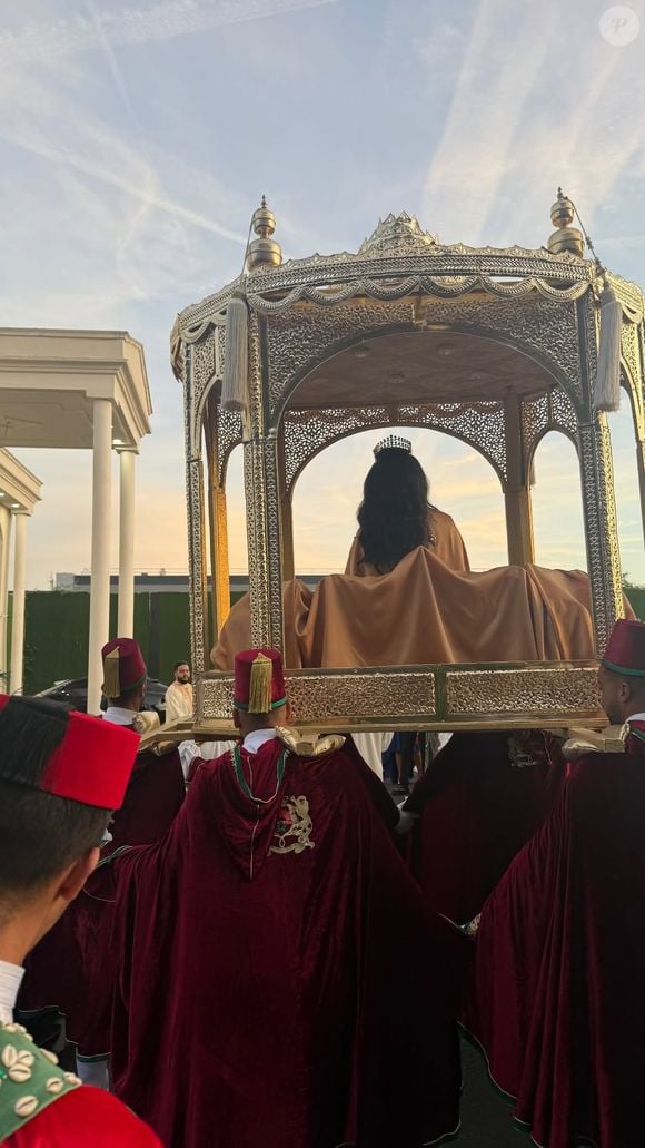 Un peu plus tard, on découvre également le cortège de la mariée qui est portée dans un trône oriental nommé Amaria.

Vitaa au mariage de Sarah, la fille de l'époux de la chanteuse, Hicham. Instagram.  mai 2025