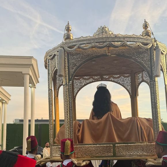 Un peu plus tard, on découvre également le cortège de la mariée qui est portée dans un trône oriental nommé Amaria.

Vitaa au mariage de Sarah, la fille de l'époux de la chanteuse, Hicham. Instagram.  mai 2025