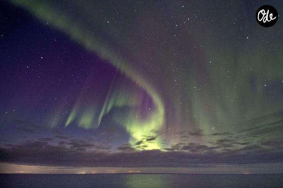 Le 21 septembre 2024 : Pris à bord du Bolette de la compagnie de croisière Fred Olsen au large de l'Islande, ce faisceau lumineux coloré semble montrer un visage extraterrestre dans le ciel.  S'agissait-il d'un extraterrestre ou simplement d'une bande lumineuse verte ? la vérité est ailleurs !...Où : Islande, le 21 septembre 2024. Cover Images via ZUMA Press/Bestimage