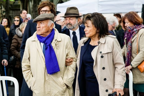 Pierre Nora et sa compagne Anne Sinclair - Sorties des obsèques de l'avocat pénaliste, ancien ministre, grand officier de la Légion d'honneur, Georges Kiejman au cimetière du Montparnasse dans le 14ème arrondissement de Paris, France, le 12 mai 2023. © Cyril Moreau/Bestimage