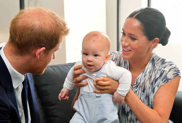 Photo d'archives du 25/09/2019 du duc et de la duchesse de Sussex tenant leur fils Archie lors d'une rencontre avec l'archevêque Desmond Tutu. La duchesse de Sussex a donné naissance à une fille de 7lb 11oz, Lilibet "Lili" Diana Mountbatten-Windsor, vendredi en Californie, et la mère et l'enfant sont en bonne santé, a déclaré l'attaché de presse de Meghan. Date d'émission : dimanche 6 juin 2021. Photo by Toby Melville/PA Wire/ABACAPRESS.COM