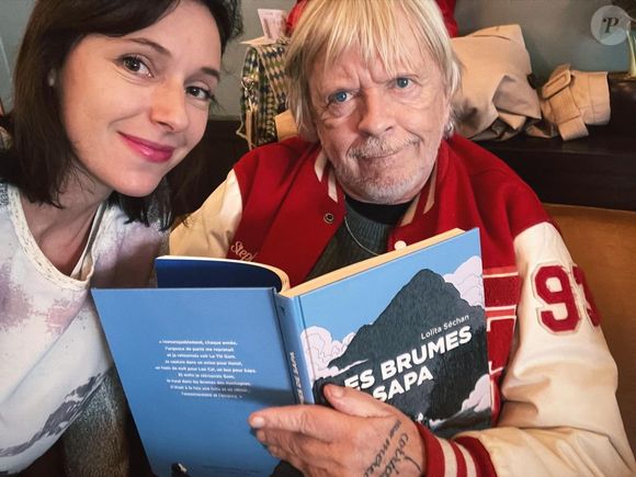 Renaud fait la promo de la nouvelle édition du livre de sa fille aînée, Lolita Séchan, "Les Brumes de Sapa"