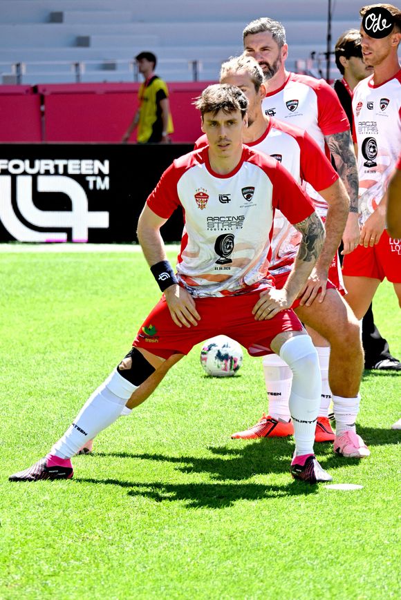 Louis Ducruet (président des Barbagiuans) lors du match de football caritatif au stade Louis II de Monaco opposant les Barbagiuans aux pilotes de l'équipe Nazionale Piloti dans le cadre de la "Racing Stars Football Cup" le 3 juin 2026.
Depuis 35 ans, des pilotes automobiles participent chaque année à un match de football caritatif organisé à Monaco. Ce " match des pilotes " a accueilli tous les plus grands de la Formule 1, y compris Michael Schumacher. En 2025, une nouvelle mouture a vu le jour, la Racing Stars Football Cup, sous la houlette de Louis Ducruet, le fils de la princesse Stéphanie. Ce 3 juin 2026, avait lieu la deuxième édition de l'événement caritatif, organisé au profit de deux associations.
Les fonds récoltés lors de l'événement seront reversés à deux associations. La première est " Mercy Ships ", qui déploie des navires-hôpitaux afin d'offrir des soins chirurgicaux gratuits en Afrique. La seconde association est " Les Soins de l'espoir ", qui est engagée auprès d'enfants et d'adultes défavorisés en Asie du Sud-Est, notamment au Vietnam.
Les Barbagiuans ont remporté le match 6 - 2

© Bruno Bebert / Bestimage