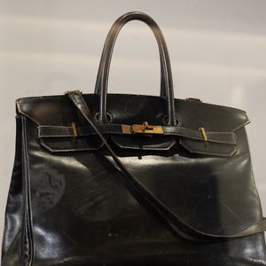 Le tout premier sac Hermès Birkin, conçu pour Jane Birkin en 1985, actuellement exposé à Sotheby's Paris. 

© Jonathan Jacob/Bestimage