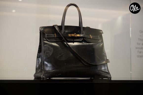 Le tout premier sac Hermès Birkin, conçu pour Jane Birkin en 1985, actuellement exposé à Sotheby's Paris. 

© Jonathan Jacob/Bestimage
