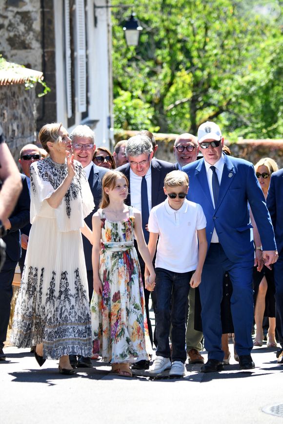 Le prince Albert II de Monaco, la princesse Charlène de Monaco, le prince Jacques de Monaco, marquis des Baux, et la princesse Gabriella de Monaco, comtesse de Carladès, ont été accueillis à Vic-sur-Cère, dans le Cantal, en France, le 9 juillet 2025. © Bruno Bebert/Bestimage