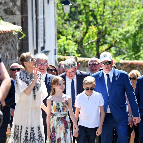 Le prince Albert II de Monaco, la princesse Charlène de Monaco, le prince Jacques de Monaco, marquis des Baux, et la princesse Gabriella de Monaco, comtesse de Carladès, ont été accueillis à Vic-sur-Cère, dans le Cantal, en France, le 9 juillet 2025. © Bruno Bebert/Bestimage