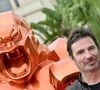 L'espace accueille plusieurs de ses propres sculptures et des tableaux de Robert Combas.


Christian Estrosi, le maire de Nice, et l'artiste Richard Orlinski ont inauguré l'exposition "La Promenade d'Orlinski" dans les rues de Nice.  © Bruno Bebert / Bestimage