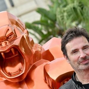 L'espace accueille plusieurs de ses propres sculptures et des tableaux de Robert Combas.


Christian Estrosi, le maire de Nice, et l'artiste Richard Orlinski ont inauguré l'exposition "La Promenade d'Orlinski" dans les rues de Nice.  © Bruno Bebert / Bestimage