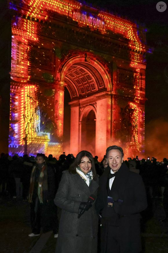 Exclusif - Stéphane Bern présente l'émission "La Grande Soirée du 31 de Paris" diffusée sur France 2 sur les Champs-Elysées, en présence de Anne Hidalgo et Gil Alma, à Paris, France, le 31 décembre 2025. © Jack Tribeca/BHM/Bestimage