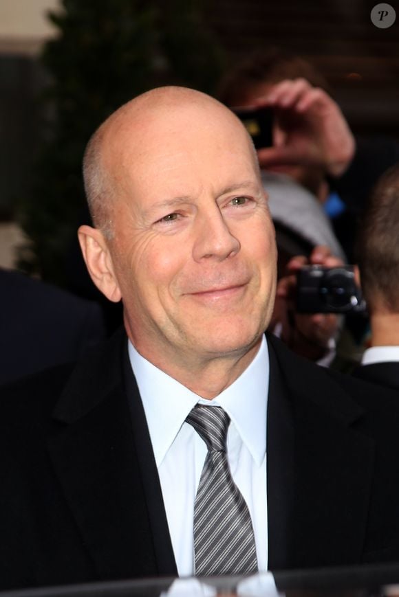 Bruce Willis quitte son hôtel à Paris le 11 février 2013. PIX4U / BESTIMAGE