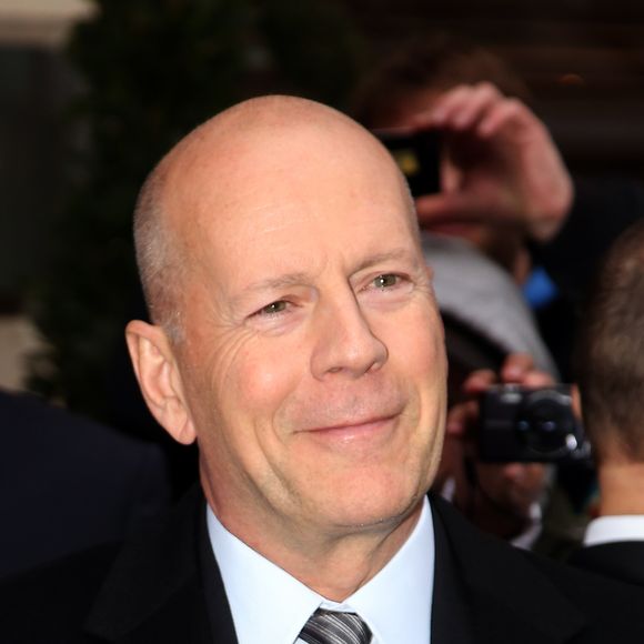 Bruce Willis quitte son hôtel à Paris le 11 février 2013. PIX4U / BESTIMAGE