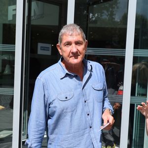 Ce retour marque un nouveau départ sur une chaîne qu’il connaît bien, lui qui y avait lancé "24 Heures en questions" en 2016.

Exclusif - Yves Calvi - Les célébrités quittent les studios de RTL à Neuilly-sur-Seine, le 2 septembre 2024. Agence / Bestimage