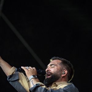 Kendji Girac en concert lors du festival de musique du Printemps de Perouges au Chateau de Saint-Maurice-de-Remens le 29 juin 2025. © Sandrine Thesillat / PsNewZ / Bestimage