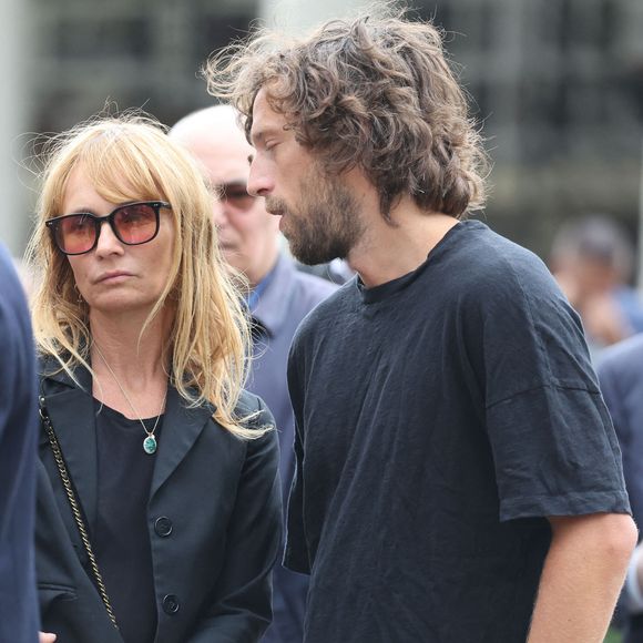 Axelle Laffont et son compagnon Romain Sichez - Sortie des obsèques de P.Laffont dans la salle de la Coupole du cimetière du Père-Lachaise à Paris, le 23 août 2024. L'animateur de télévision est décédé le 7 août 2024 à l'âge de 84 ans. 
© Dominique Jacovides / Bestimage