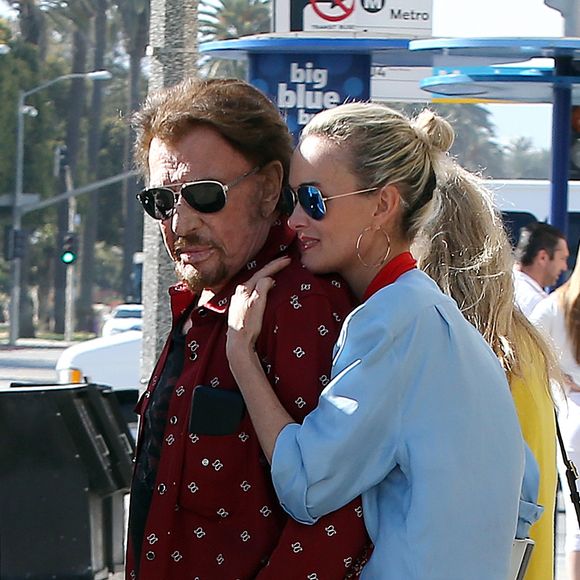 Johnny Hallyday avec sa femme Laeticia, leurs filles Jade et Joy, Marie Poniatowski avec son mari Pierre Rambaldi et leur fille Tess, à Santa Monica, le 1er avril 2017.