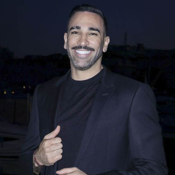Et dans la journée de mardi 12 août, il s'est réjoui de partager avec elle une belle relation.

Exclusif - Adil Rami en backstage de l'émission "C à vous" lors du 78ème Festival International du Film de Cannes le 23 mai 2025. © Jack Tribeca / Bestimage