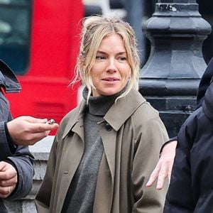 John Krasinski, Sienna Miller et Max Beesley sont aperçus en train de tourner la série dramatique « Jack Ryan » à Londres