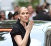Céline Dion, qui devait chanter "Ne partez pas sans moi" lors de l’Eurovision organisée cette année à Bâle, a dû renoncer au dernier moment après une crise liée au syndrome de l’homme raide, une maladie qui fragilise son quotidien. 

Céline Dion à la sortie de l'hôtel Royal Monceau à Paris avant l'ouverture des Jeux Olympiques (JO) de Paris, à Paris, France. (Agence/Bestimage).