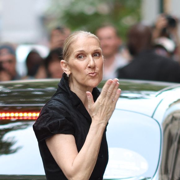 Céline Dion, qui devait chanter "Ne partez pas sans moi" lors de l’Eurovision organisée cette année à Bâle, a dû renoncer au dernier moment après une crise liée au syndrome de l’homme raide, une maladie qui fragilise son quotidien. 

Céline Dion à la sortie de l'hôtel Royal Monceau à Paris avant l'ouverture des Jeux Olympiques (JO) de Paris, à Paris, France. (Agence/Bestimage).