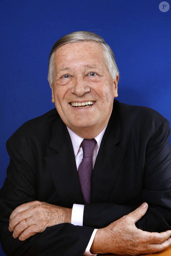 Alain Duhamel pose lors d'une séance de portrait à Paris, France, janvier 2012. Photo by VIM/ABACAPRESS.COM