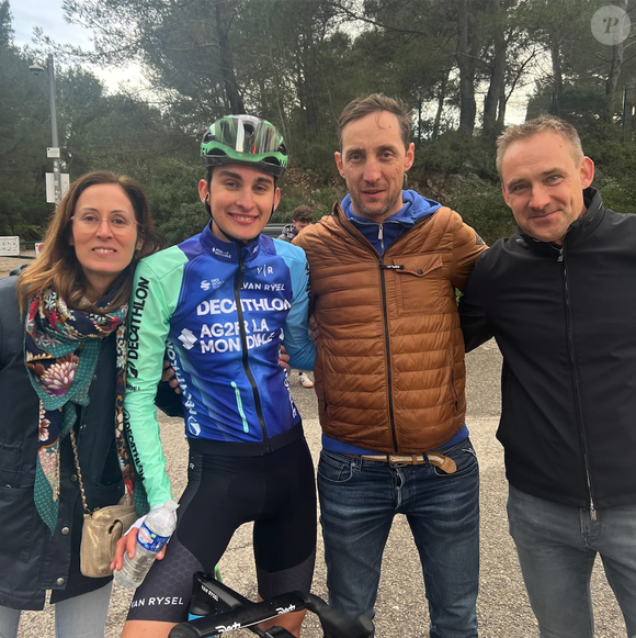 Le jeune sportif de 19 ans peut compter sur le soutien indéfectible de sa famille, et notamment de ses parents.

Paul Seixas, le jeune espoir du cyclisme français est soutenu par ses parents Emmanuel et Emmanuelle.