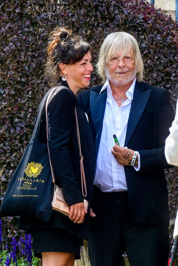 Le chanteur Renaud (Renaud Séchan) et sa compagne Cerise (de son vrai prénom Christine) - Mariage d'Hugues Aufray et de Murielle Mégevand à la mairie de Marly-Le Roy, France, le 2 septembre 2023. (Agence / Bestimage).