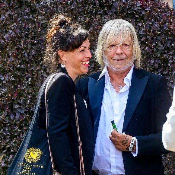 Le chanteur Renaud (Renaud Séchan) et sa compagne Cerise (de son vrai prénom Christine) - Mariage d'Hugues Aufray et de Murielle Mégevand à la mairie de Marly-Le Roy, France, le 2 septembre 2023. (Agence / Bestimage).