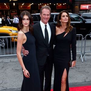 L’acteur, associé de Rande Gerber dans la tequila Casamigos, était surnommé “Oncle George” par Presley et sa sœur Kaia depuis leur enfance.

Kaia Gerber, Cindy Crawford et Rande Gerber assistent à la première de la comédie musicale de Broadway « Good Night and Good Luck » aux côtés de George Clooney à New York, NY, le 3 avril 2025. Photo de Charles Guerin/ABACAPRESS.COM