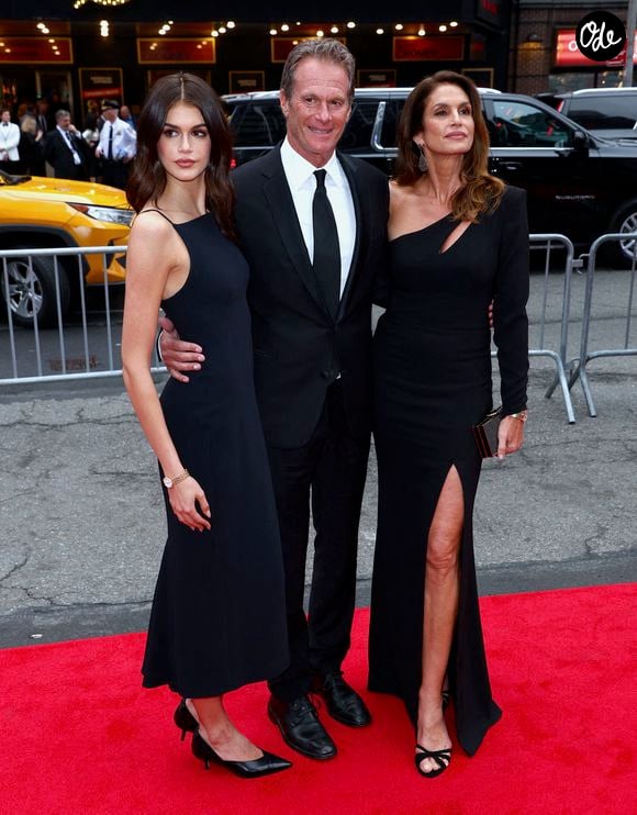 L’acteur, associé de Rande Gerber dans la tequila Casamigos, était surnommé “Oncle George” par Presley et sa sœur Kaia depuis leur enfance.

Kaia Gerber, Cindy Crawford et Rande Gerber assistent à la première de la comédie musicale de Broadway « Good Night and Good Luck » aux côtés de George Clooney à New York, NY, le 3 avril 2025. Photo de Charles Guerin/ABACAPRESS.COM