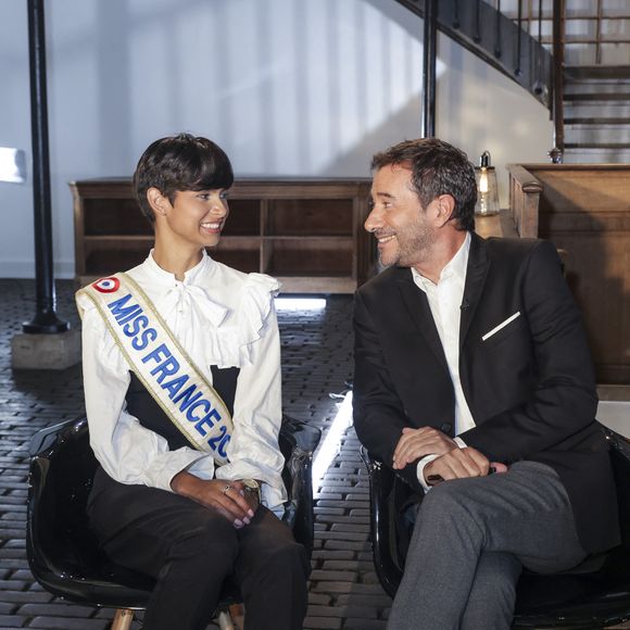 L'occasion pour l'animateur de rencontrer la reine de beauté

Exclusif - Eve Gilles, Bernard Montiel - Enregistrement de l'émission "Animaux Stars", présentée par B.Montiel et diffusée le 7 décembre sur Animaux TV. Le 23 septembre 2024
© Jack Tribeca / Bestimage