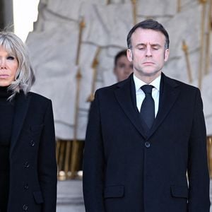 Le président Emmanuel Macron et sa femme Brigitte Macron participent à une minute de silence en hommage aux victimes du cyclone Chido à Mayotte le 23 décembre 2024.
© Eric Tschaen / Pool / Bestimage