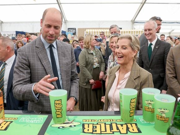 Le prince William et Sophie Rhys-Jones - Le prince de Galles, connu sous le nom de duc de Cornouailles lorsqu'il est en Cornouailles, et la duchesse d'Édimbourg dégustent du cidre local lors d'une visite au pavillon de l'alimentation et de l'agriculture pendant le Royal Cornwall Show au Royal Cornwall Showground, Whitecross, Wadebridge. Vendredi 6 juin 2025. Photo by Chris Jackson/PA Wire/ABACAPRESS.COM