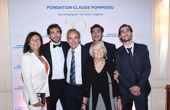 Exclusif - La famille Kretz : "L'Agence" sur TMC  :  Sandrine Kretz, Martin Kretz, Olivier Kretz, Majo (la grand-mère), Valentin et Louis - Soirée de gala des 50 ans de la Fondation Claude Pompidou à l'Hôtel Marcel Dassault à Paris le 12 avril 2022.

Rachid Bellak / LMS / Bestimage