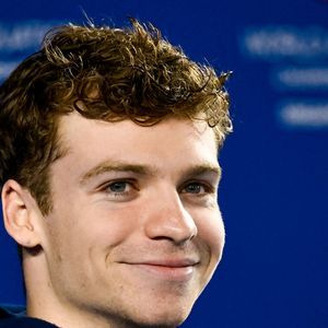 Léon Marchand a annoncé qu’il venait d’obtenir son diplôme d’ingénierie logicielle à l’université d’Arizona State.
Léon Marchand sur le podium après sa victoire du 200 mètres 4 nages au 22ème Championnat du monde de Natation à Singapour.
Inside/Psnewz/Bestimage