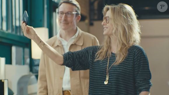 "Ce qui m'a intéressé dans ce projet c'est surtout de rendre désirable un objet du quotidien", a-t-elle partagé.
Capture d'écran vidéo YouTube Bouygues Telecom. Sarah Lavoine