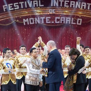Avec son frère, elle a d'ailleurs remis un prestigieux : le Clown d'Or à certain d'entre eux !

Le Prince Albert II de Monaco etla Princesse Stéphanie de Monaco remettent le « Clown d’Or » aux « Djiguites du Turkmène – Chevaux Akhal Teke » - Soirée de clôture du 47ème Festival International du Cirque de Monte-Carlo sous le chapiteau de Fontvieille à Monaco, le 21 janvier 2025. © Olivier Huitel / Pool Monaco / Bestimage