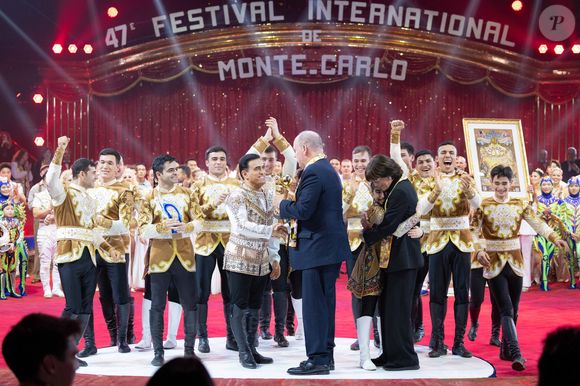 Avec son frère, elle a d'ailleurs remis un prestigieux : le Clown d'Or à certain d'entre eux !

Le Prince Albert II de Monaco etla Princesse Stéphanie de Monaco remettent le « Clown d’Or » aux « Djiguites du Turkmène – Chevaux Akhal Teke » - Soirée de clôture du 47ème Festival International du Cirque de Monte-Carlo sous le chapiteau de Fontvieille à Monaco, le 21 janvier 2025. © Olivier Huitel / Pool Monaco / Bestimage