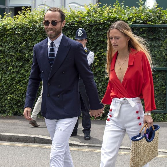Comme toujours, le visage du petit garçon est dissimulé dans la fourrure de leur chien Mabel, un moyen astucieux de préserver son intimité. 

James Middleton et sa compagne Alizee Thevenet arrivent pour assister à la finale homme du tournoi de Wimbledon "Novak Djokovic - Roger Federer. © Backgrid UK/ Bestimage