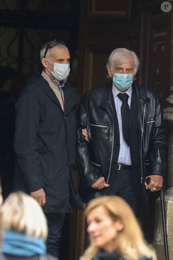 Jean-Paul Belmondo et son fils Paul Belmondo - Hommage à Guy Bedos en l'église de Saint-Germain-des-Prés à Paris le 4 juin 2020. AGENCE / BESTIMAGE