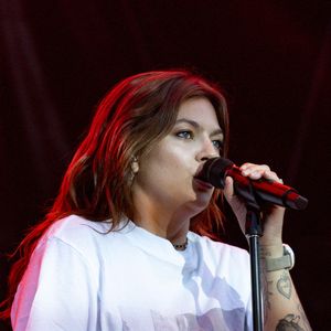 Louane se produit sur la scène du festival "Printemps de Pérouges" au château de Saint-Maurice-de-Rémens (01 - France) le 28/06/2026. © Sandrine Thesillat/Psnewz/Bestimage