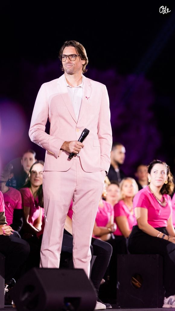 Si le quintuple champion du monde et quintuple champion d'Europe a pris sa retraite sportive en 2017, après avoir vécu victoires et tourments, il ne reste jamais loin des bassins. 

Camille Lacourt lors de la soirée de lancement "Octobre Rose" organisée par l’association Ruban Rose à Paris le mardi 30 septembre 2025. 

© Léa Maï - Léo Trotin – association Ruban Rose / Bestimage