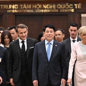 L'épouse d'Emmanuel Macron n'a pas, non plus, négligé sa coiffure : la patronne des Pièces jaunes a opté ce lundi 26 mai 2025 pour un chignon bas, pour rester dans la thématique des petits rats de l'opéra, poursuit le site de "Gala". 

Le président français E. Macron et sa femme B. Macron, aux côtés de son homologue vietnamien Luong Cuong avec sa femme Nguyen Thi Minh Nguyet, lors d'un dîner d'État au Centre international des congrès de Hanoi, au Vietnam, le 26 mai 2025. © Jeanne Accorsini / Pool / Bestimage