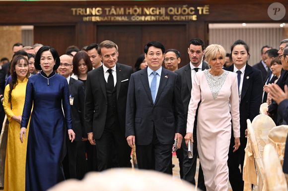 L'épouse d'Emmanuel Macron n'a pas, non plus, négligé sa coiffure : la patronne des Pièces jaunes a opté ce lundi 26 mai 2025 pour un chignon bas, pour rester dans la thématique des petits rats de l'opéra, poursuit le site de "Gala". 

Le président français E. Macron et sa femme B. Macron, aux côtés de son homologue vietnamien Luong Cuong avec sa femme Nguyen Thi Minh Nguyet, lors d'un dîner d'État au Centre international des congrès de Hanoi, au Vietnam, le 26 mai 2025. © Jeanne Accorsini / Pool / Bestimage