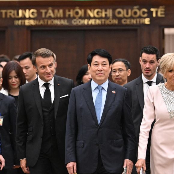 L'épouse d'Emmanuel Macron n'a pas, non plus, négligé sa coiffure : la patronne des Pièces jaunes a opté ce lundi 26 mai 2025 pour un chignon bas, pour rester dans la thématique des petits rats de l'opéra, poursuit le site de "Gala". 

Le président français E. Macron et sa femme B. Macron, aux côtés de son homologue vietnamien Luong Cuong avec sa femme Nguyen Thi Minh Nguyet, lors d'un dîner d'État au Centre international des congrès de Hanoi, au Vietnam, le 26 mai 2025. © Jeanne Accorsini / Pool / Bestimage