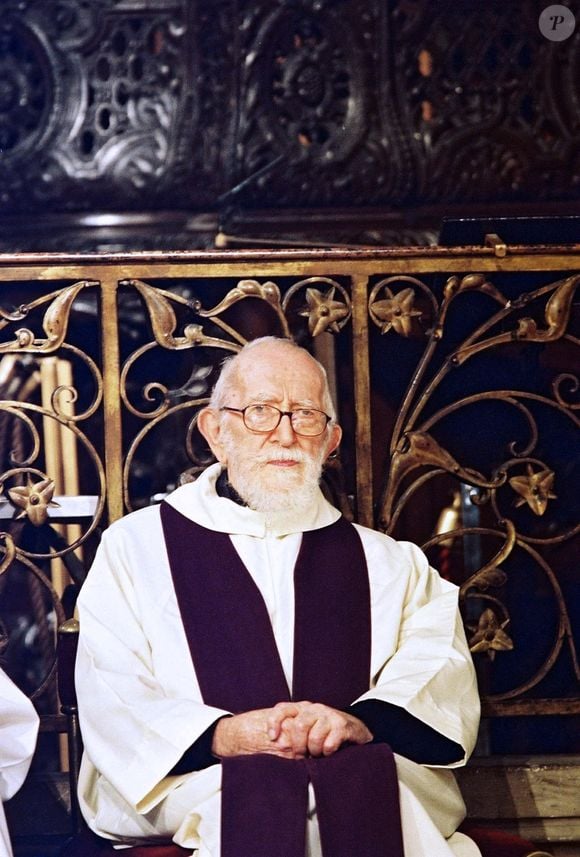 L'abbé Pierre rend hommage à Geneviève de Gaulle le 9 mars 2002