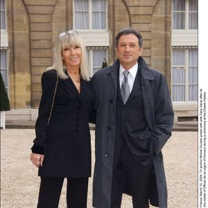 Le présentateur de télévision Michel Drucker pose avec son épouse Dany Saval après avoir reçu des mains du Président Jacques Chirac la médaille d'Officier de la Légion d'Honneur lors d'une cérémonie au Palais de l'Elysée. Paris-France, 15 mars 2004. © Serge Arnal/ABACA