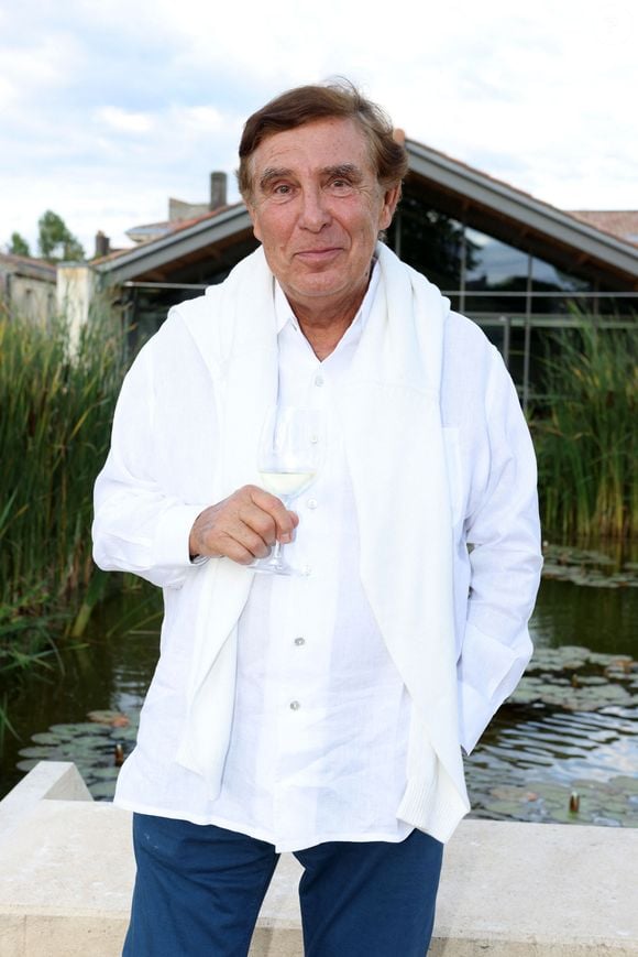 Exclusif - Jean-Pierre Foucault au Château Duhart-Milon à Pauillac en Gironde, le 11 juillet 2024. - Festival International du Film en Médoc " Les Vendanges du 7ème Art" à Pauillac. © Jean-Marc Lhomer/Bestimage