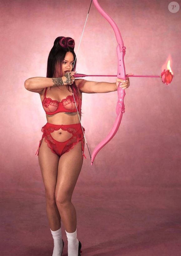 Rihanna dans une campagne publicitaire pour la Saint Valentin à Los Angeles en 2025. Crédit : Backgrid USA / Bestimage